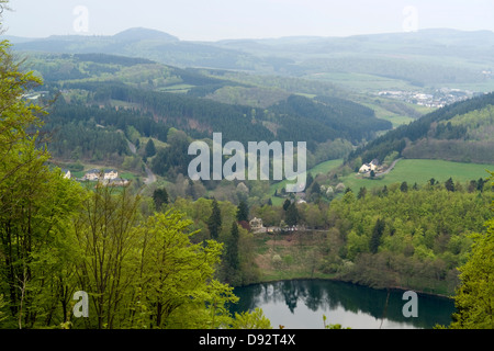 Paysage idyllique de l'angle élevé montrant un maar dans le Vulkan Eifel, qui est une région dans les montagnes Eifel en Allemagne Banque D'Images