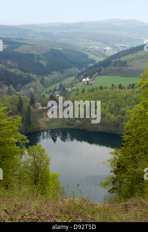 Paysage idyllique montrant un maar dans le Vulkan Eifel, qui est une région dans les montagnes Eifel en Allemagne Banque D'Images