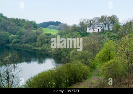 Paysage idyllique montrant un maar et petite chapelle dans le Vulkan Eifel, qui est une région dans les montagnes Eifel en Allemagne Banque D'Images