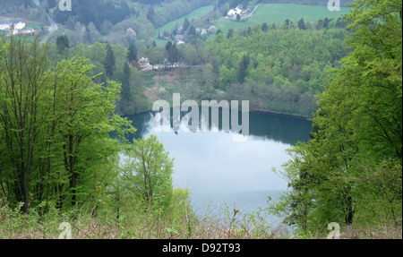 Paysage idyllique montrant un maar dans le Vulkan Eifel, qui est une région dans les montagnes Eifel en Allemagne Banque D'Images