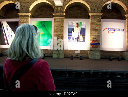 Londres, Royaume-Uni. 9 juin 2013. Pour marquer le 150e anniversaire de la métro de Londres travailler par 15 grands artistes contemporains est allé sur l'exposition. Des artistes de l'UK, USA, la Bulgarie, la Pologne, l'Allemagne et de la Corée du Sud ont été invités, pour créer une nouvelle image qui est disponible sous la forme d'une affiche ou d'impression en édition limitée de Transport for London. Artistes : Sarah Lucas, Gillian Wearing et Wolfgang Tillmans. L'art est aussi maintenant sur show à Gloucester Road, St James's Park et stations de Southwark. Crédit : Jeffrey Blackler/Alamy Live News Banque D'Images