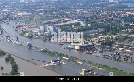 Parties de Magdeburg sont inondées par l'eau de l'Elbe, en Allemagne, 09 juin 2013. L'inondation situation prévaut dans les zones à l'Elbe. Photo : Jens Wolf Banque D'Images