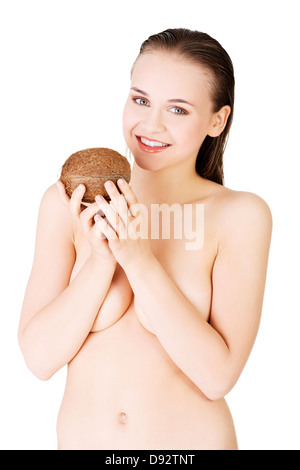 Belle femme avec la noix de coco dans les mains sur fond blanc Banque D'Images