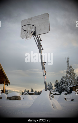 Un panier de basket-ball dans un cadre extérieur enneigé Banque D'Images