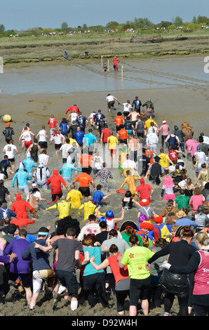 Les coureurs de maldon mud race Banque D'Images