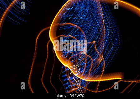 Motifs abstraits de bleu et orange light trails Banque D'Images