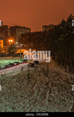 Une exposition longue, tourné sur les wagons sur une rue enneigée de nuit, Voronej, Russie Banque D'Images