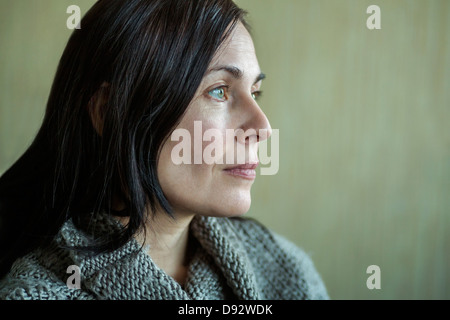 Pensive woman en distance Banque D'Images