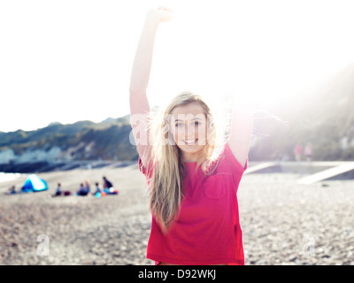 Une jeune femme qui s'étend au soleil sur une plage Banque D'Images