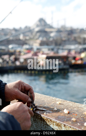 Détail d'un pêcheur sur le pont de Galata, Istanbul, Turquie Banque D'Images