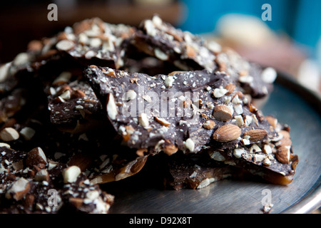 Morceaux de chocolat maison empilées en un tas sur un plateau dans un café Banque D'Images