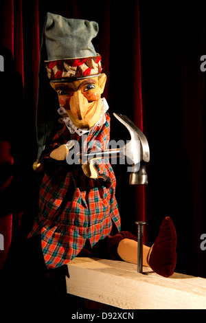 Forme le spectacle de marionnettes Punch Punch et Judy marteler un clou sur scène Banque D'Images