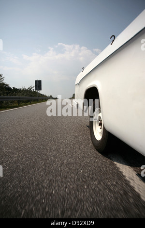 Une voiture roulant sur une autoroute de multiples, close-up, une partie de Banque D'Images