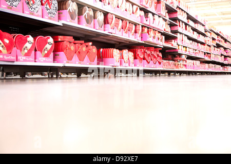 Un supermarché de l'allée du magasin rempli de différentes boîtes de Saint-valentin du chocolat Banque D'Images