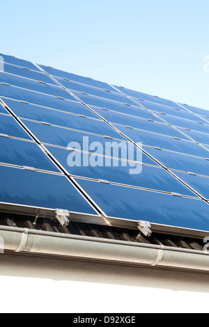 Des rangées de panneaux solaires, low angle view, close-up Banque D'Images