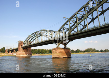 Le Suedbruecke (Sud) du pont sur le Rhin à Cologne, Allemagne Banque D'Images