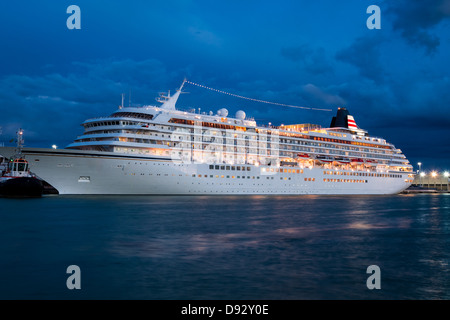 Bateau de croisière à Venise la nuit Banque D'Images