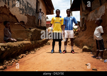 Un portrait des jumeaux holding football jeunes garçons rester Football Academy en Kwahu Tafo à Mpraeso ville 3 heures Accra journey north il Banque D'Images