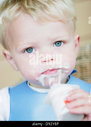 Boy eating yoghurt Banque D'Images