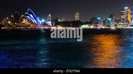 Vue de l'Opéra de Sydney de l'autre côté du port, au cours de la vive lumière Sydney Festival, Australie Banque D'Images