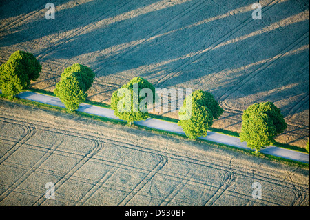 Photographie aérienne d'une route à travers un champ, la Suède. Banque D'Images