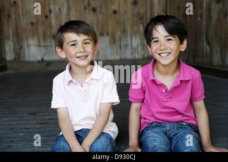 Portrait de deux garçons souriants Banque D'Images