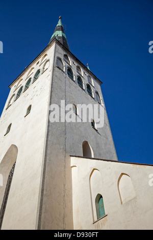 L'église St Olaf au-dessus de ciel bleu profond dans la vieille ville de Tallinn, Estonie Banque D'Images