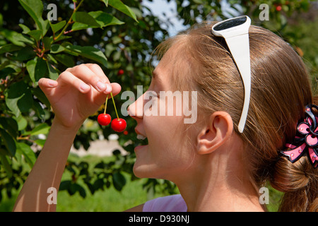 Girl eats cherry Banque D'Images