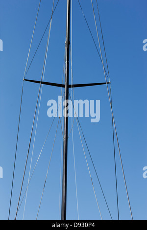 Le mât du bateau à voile contre le ciel bleu Banque D'Images