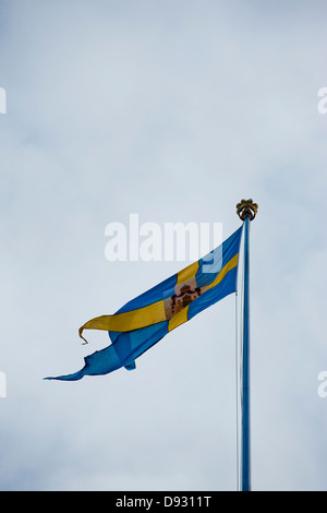 Drapeau suédois contre ciel nuageux Banque D'Images