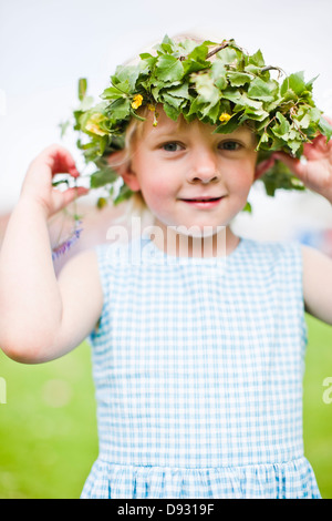 Smiling girl wearing wreath de fleurs Banque D'Images