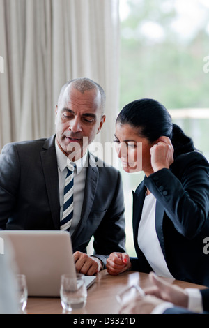 L'homme d'affaires et business woman using laptop Banque D'Images