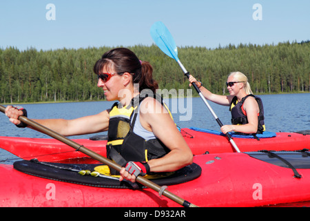 Les femmes kayak sur le lac Banque D'Images