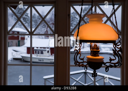 Une lampe dans une fenêtre, en Suède. Banque D'Images