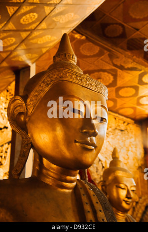 En bois antiques statues de Bouddha dans la grande chapelle de WAT JONG KHAM - KENGTUNG également connu sous le nom de KYAINGTONG, MYANMAR Banque D'Images