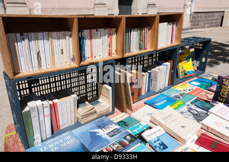 Un stand de livres d'occasion sur le marché français. Banque D'Images