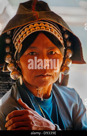 Les femmes de la tribu AKHA portent des coiffures élaborées en perles, pièces d'argent et tissés à la main coton - village près de Kengtung ou Banque D'Images