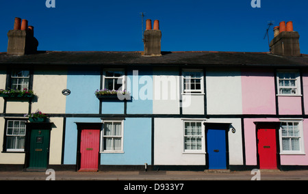 Woodfield couleur cottages - une rangée de maisons mitoyennes contre un ciel bleu clair, en Ashtead, Surrey, Angleterre, Royaume-Uni. Banque D'Images
