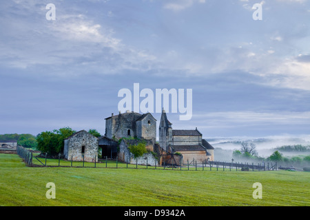 L'église et l'ancien prieuré de Sainte Croix de Beaumont en Dordogne région de France. Banque D'Images