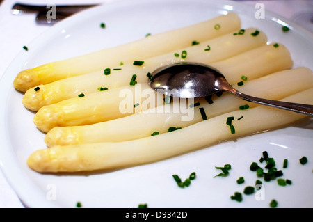 Servant de délicieuses asperges blanches sur une plaque Banque D'Images