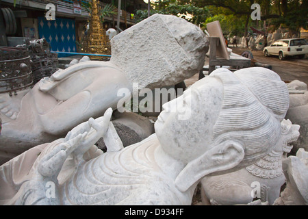 La sculpture d'images de Bouddha est un art vivant à Mandalay - Myanmar Banque D'Images