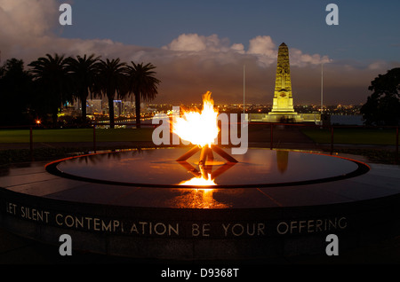 La flamme éternelle et War Memorial à Kings Park, Perth, Australie occidentale. Banque D'Images