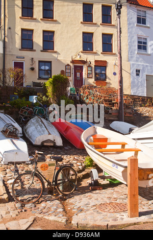 Bateaux dans Robin Hoods Bay sur la côte de North York Moors. Banque D'Images