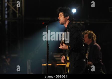 Nuerburg, Allemagne, le 8 juin 2013. L'homme à l'avant du punk-rock 'Green Day', Billie Joe Armstrong, effectue avec son groupe sur la scène centrale au Rock am Ring Festival à Nuerburg, Allemagne, le 9 juin 2013. Dpa : Crédit photo alliance/Alamy Live News Banque D'Images