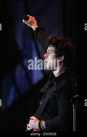 Nuerburg, Allemagne, le 8 juin 2013. L'homme à l'avant du punk-rock 'Green Day', Billie Joe Armstrong, effectue avec son groupe sur la scène centrale au Rock am Ring Festival à Nuerburg, Allemagne, le 9 juin 2013. Dpa : Crédit photo alliance/Alamy Live News Banque D'Images