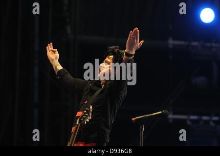 Nuerburg, Allemagne, le 8 juin 2013. L'homme à l'avant du punk-rock 'Green Day', Billie Joe Armstrong, effectue avec son groupe sur la scène centrale au Rock am Ring Festival à Nuerburg, Allemagne, le 9 juin 2013. Dpa : Crédit photo alliance/Alamy Live News Banque D'Images