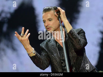 Berlin, Allemagne, le 9 juin 2013. L'homme à l'avant du groupe britannique Depeche Mode, Dave Gahan, joue sur la scène pendant leur 'Tour' de la machine le Delta à l'Olympiastadion de Berlin, Allemagne, le 9 juin 2013. Dpa : Crédit photo alliance/Alamy Live News Banque D'Images