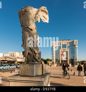 Statue de la Victoire de Samothrace et l'Hôtel de Région, quartier Antigone, Montpeller, Hérault, Languedoc-Roussillon, France Banque D'Images