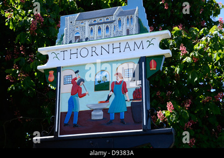 Le panneau du village à Thornham dans North Norfolk Banque D'Images