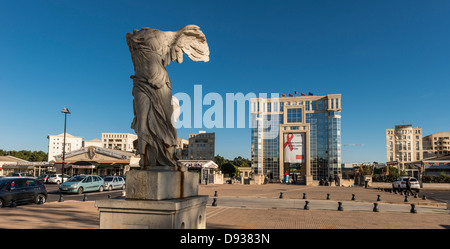 Statue de la Victoire de Samothrace et l'Hôtel de Région, quartier Antigone, Montpeller, Hérault, Languedoc-Roussillon, France Banque D'Images